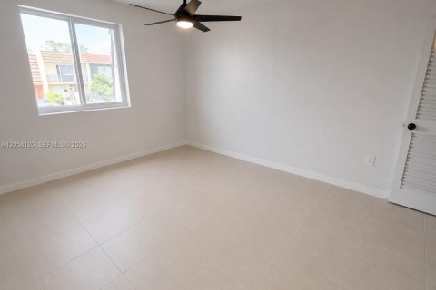 House in Hialeah, Florida 3 bedrooms, 162.3 sq.m. № 2248940 - photo 9