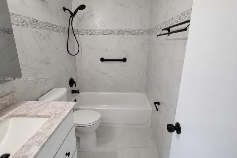 House in Hialeah, Florida 3 bedrooms, 162.3 sq.m. № 2248940 - photo 12