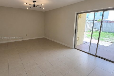 House in Hialeah, Florida 3 bedrooms, 162.3 sq.m. № 2248940 - photo 6