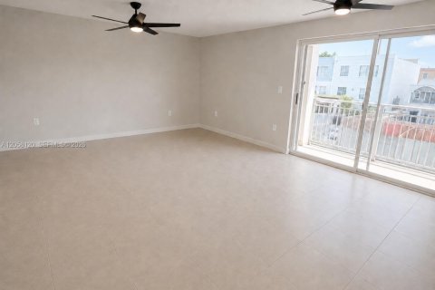 House in Hialeah, Florida 3 bedrooms, 162.3 sq.m. № 2248940 - photo 7