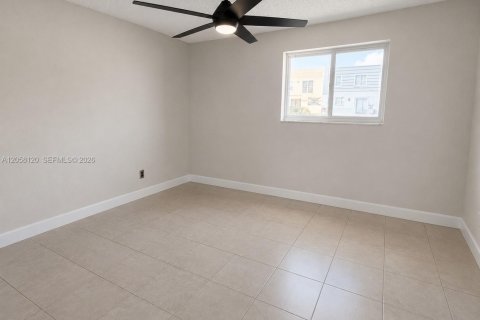 House in Hialeah, Florida 3 bedrooms, 162.3 sq.m. № 2248940 - photo 10