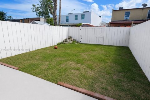 House in Hialeah, Florida 3 bedrooms, 162.3 sq.m. № 2248940 - photo 3