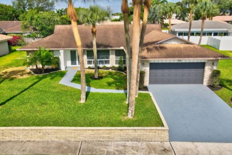 Villa ou maison à louer à Boca Raton, Floride: 4 chambres, 179.67 m2 № 1172936 - photo 1