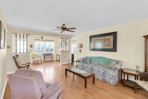 Condo in New Port Richey, Florida, 2 bedrooms № 2103474 - photo 4
