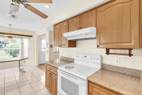 Condo in New Port Richey, Florida, 2 bedrooms № 2103474 - photo 10