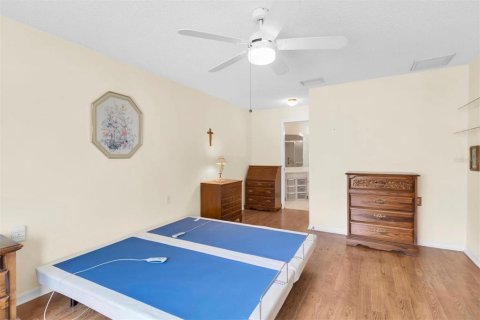 Condo in New Port Richey, Florida, 2 bedrooms № 2103474 - photo 17