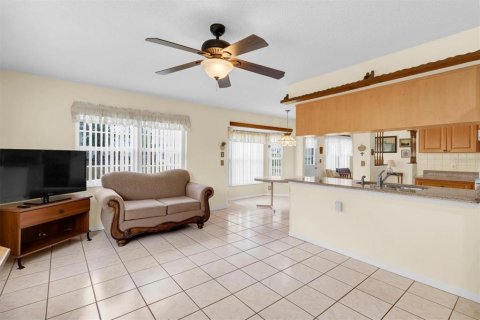 Condo in New Port Richey, Florida, 2 bedrooms № 2103474 - photo 15