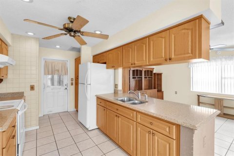 Condo in New Port Richey, Florida, 2 bedrooms № 2103474 - photo 11