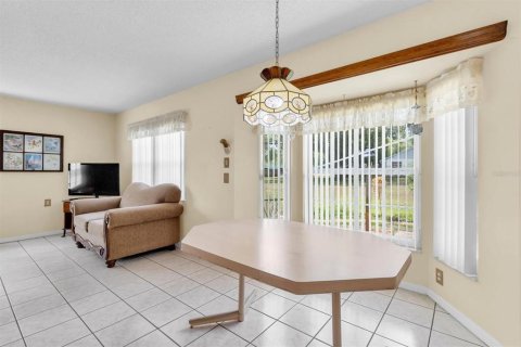 Condo in New Port Richey, Florida, 2 bedrooms № 2103474 - photo 13