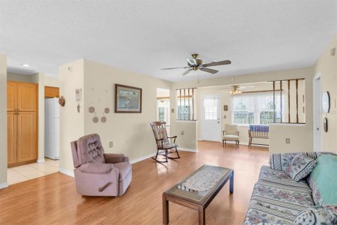 Condo in New Port Richey, Florida, 2 bedrooms № 2103474 - photo 5