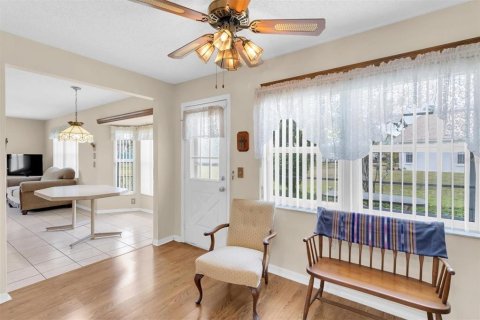 Condo in New Port Richey, Florida, 2 bedrooms № 2103474 - photo 8