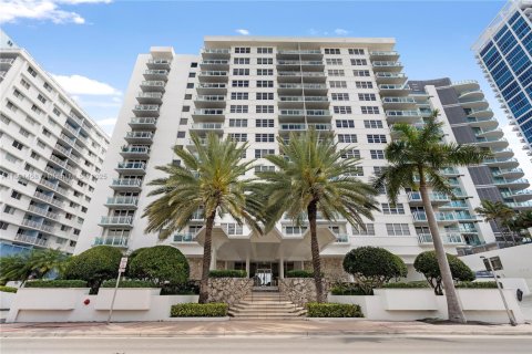 Снять в аренду кондоминиум в Майами-Бич, Флорида 1 спальня, 74.88м2, № 1943652 - фото 1