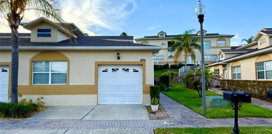 House in Clermont, Florida 3 bedrooms, 132.48 sq.m. № 2201533