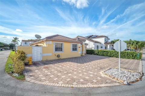 House in Hialeah, Florida 4 bedrooms, 140.38 sq.m. № 1871623 - photo 3