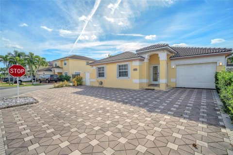 House in Hialeah, Florida 4 bedrooms, 140.38 sq.m. № 1871623 - photo 1