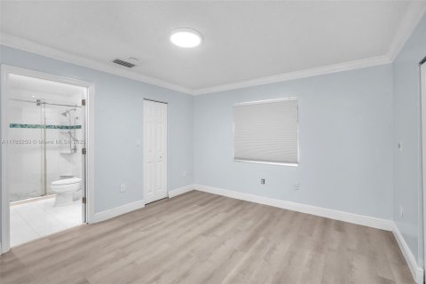 House in Hialeah, Florida 4 bedrooms, 140.38 sq.m. № 1871623 - photo 17