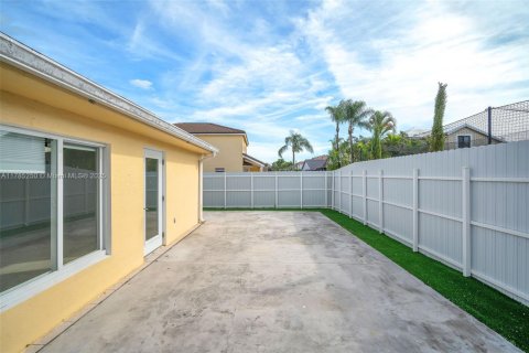 House in Hialeah, Florida 4 bedrooms, 140.38 sq.m. № 1871623 - photo 24
