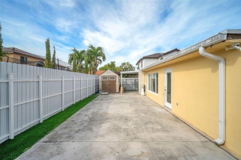 House in Hialeah, Florida 4 bedrooms, 140.38 sq.m. № 1871623 - photo 23