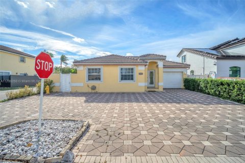 House in Hialeah, Florida 4 bedrooms, 140.38 sq.m. № 1871623 - photo 2