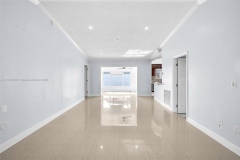 House in Hialeah, Florida 4 bedrooms, 140.38 sq.m. № 1871623 - photo 4