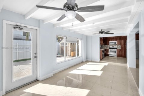 House in Hialeah, Florida 4 bedrooms, 140.38 sq.m. № 1871623 - photo 16