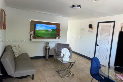 Villa ou maison à louer à Hialeah, Floride: 2 chambres № 2432425 - photo 3