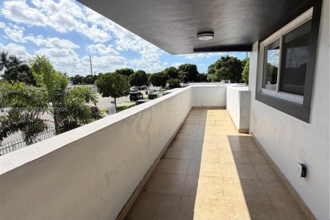 Villa ou maison à louer à Hialeah, Floride: 2 chambres № 2432425 - photo 12