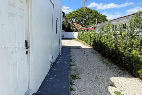 Villa ou maison à louer à Hialeah, Floride: 2 chambres № 2432425 - photo 14