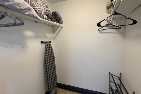 Villa ou maison à louer à Hialeah, Floride: 2 chambres № 2432425 - photo 10
