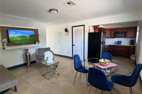 Villa ou maison à louer à Hialeah, Floride: 2 chambres № 2432425 - photo 2