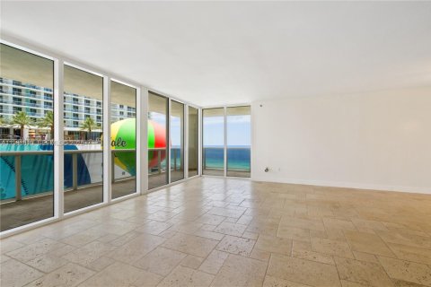 Condominio en alquiler en Hallandale Beach, Florida, 2 dormitorios, 165.55 m2 № 2053335 - foto 11