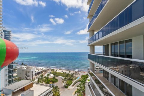 Condominio en Hallandale Beach, Florida, 2 dormitorios  № 2053335