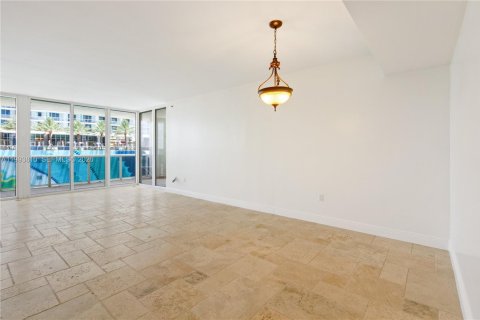Condominio en alquiler en Hallandale Beach, Florida, 2 dormitorios, 165.55 m2 № 2053335 - foto 12