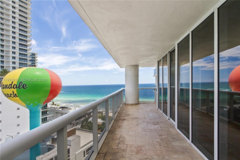 Condominio en alquiler en Hallandale Beach, Florida, 2 dormitorios, 165.55 m2 № 2053335 - foto 2
