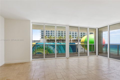 Condominio en alquiler en Hallandale Beach, Florida, 2 dormitorios, 165.55 m2 № 2053335 - foto 13