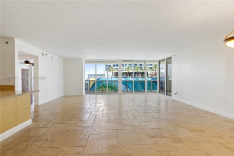 Condominio en alquiler en Hallandale Beach, Florida, 2 dormitorios, 165.55 m2 № 2053335 - foto 9