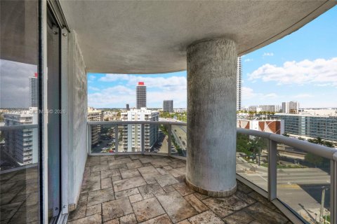 Condominio en alquiler en Hallandale Beach, Florida, 2 dormitorios, 165.55 m2 № 2053335 - foto 27