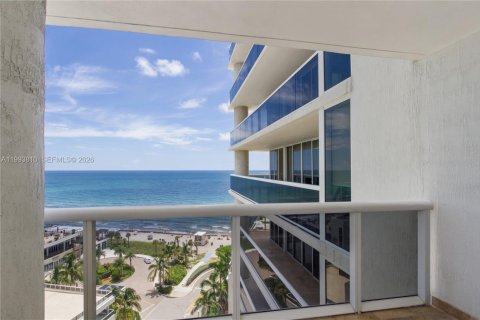 Condominio en alquiler en Hallandale Beach, Florida, 2 dormitorios, 165.55 m2 № 2053335 - foto 17