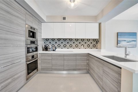 Copropriété à louer à Sunny Isles Beach, Floride: 2 chambres, 143.16 m2 № 2028945 - photo 4