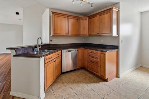 House in Sarasota, Florida 3 bedrooms, 111.02 sq.m. № 2405242 - photo 7