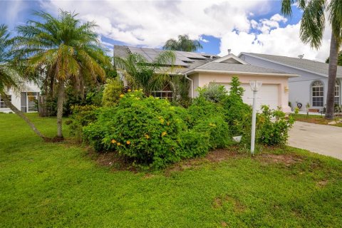 House in Sarasota, Florida 3 bedrooms, 111.02 sq.m. № 2405242 - photo 2