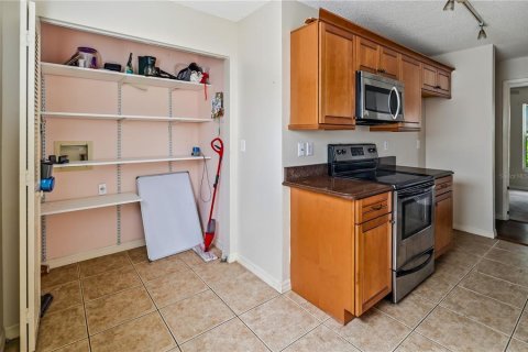 House in Sarasota, Florida 3 bedrooms, 111.02 sq.m. № 2405242 - photo 10