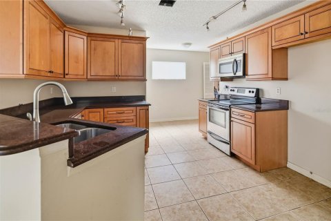 House in Sarasota, Florida 3 bedrooms, 111.02 sq.m. № 2405242 - photo 6