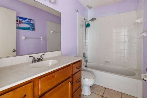 House in Sarasota, Florida 3 bedrooms, 111.02 sq.m. № 2405242 - photo 21