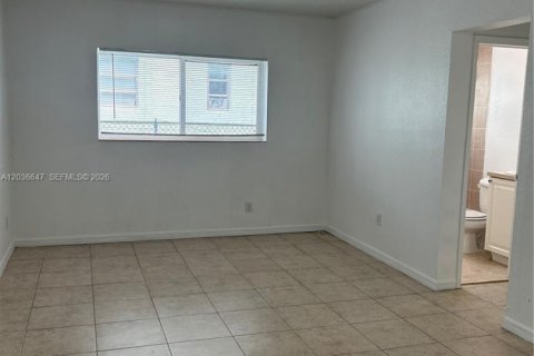 Снять в аренду квартиру в Майами-Бич, Флорида 1 спальня, 951.6м2, № 2084920 - фото 5