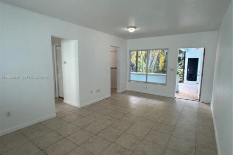 Снять в аренду квартиру в Майами-Бич, Флорида 1 спальня, 951.6м2, № 2084920 - фото 8