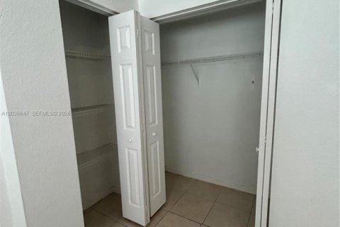 Снять в аренду квартиру в Майами-Бич, Флорида 1 спальня, 951.6м2, № 2084920 - фото 14