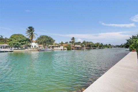 Снять в аренду квартиру в Майами-Бич, Флорида 1 спальня, 951.6м2, № 2084920 - фото 3