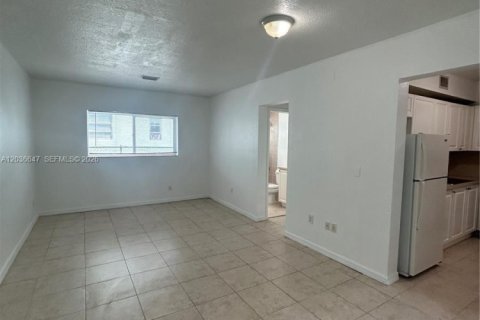 Снять в аренду квартиру в Майами-Бич, Флорида 1 спальня, 951.6м2, № 2084920 - фото 9