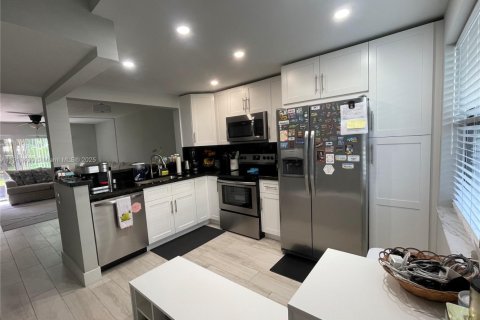 Купить кондоминиум в Дирфилд-Бич, Флорида 2 спальни, 83.61м2, № 2013728 - фото 2